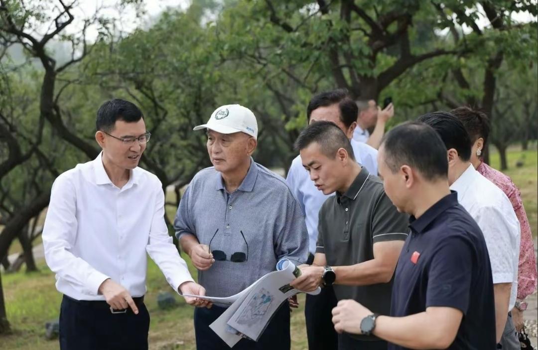 9月29日，荣智健回到祖籍江苏无锡梅园，这是他2025年第二次回祖籍无锡了，今年