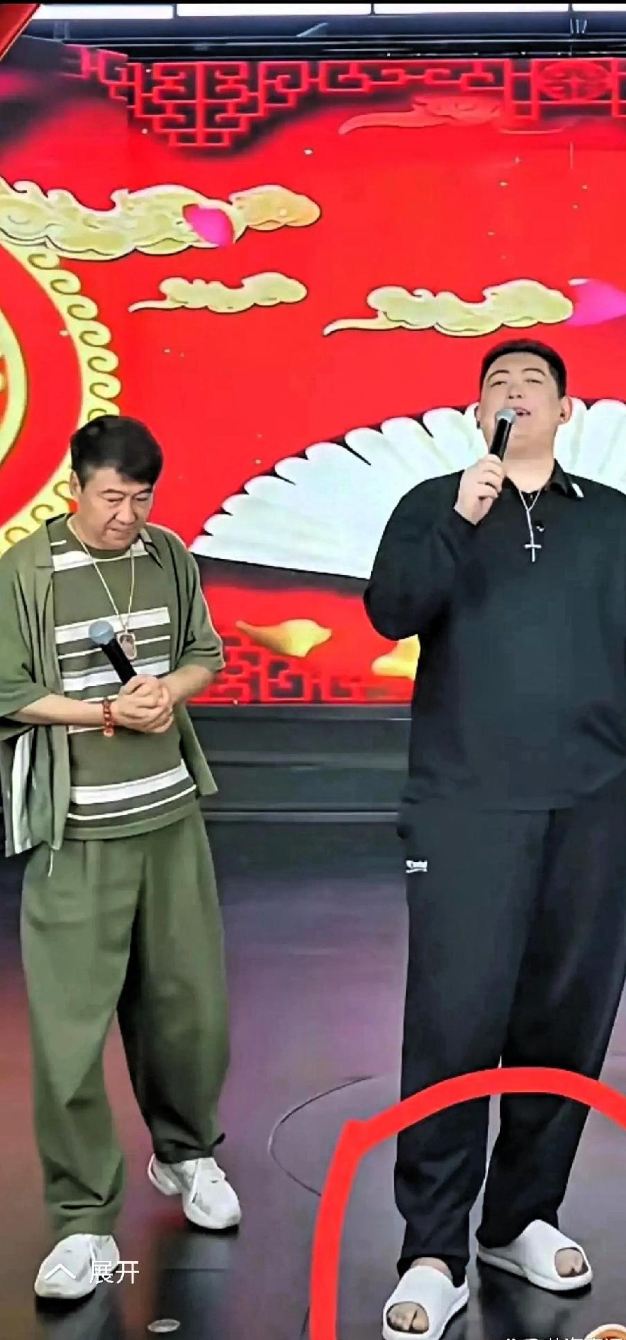 天呐！这也太不是回事了吧！赵本山儿子赵牛牛演出，穿着拖鞋就出来了，这么严肃的场