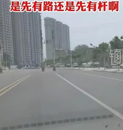 郑州这条满是电线杆的路，这么多年了，还是没有变化，真的让人感觉很意外！我记得那时