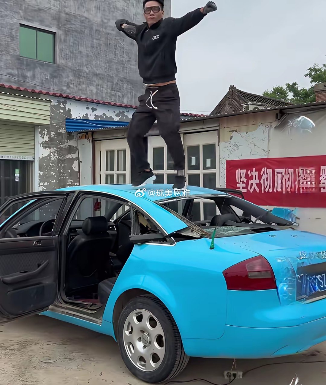 真是个狠人儿！！！好好的奥迪改成农用车这拍视频的成本太高了吧