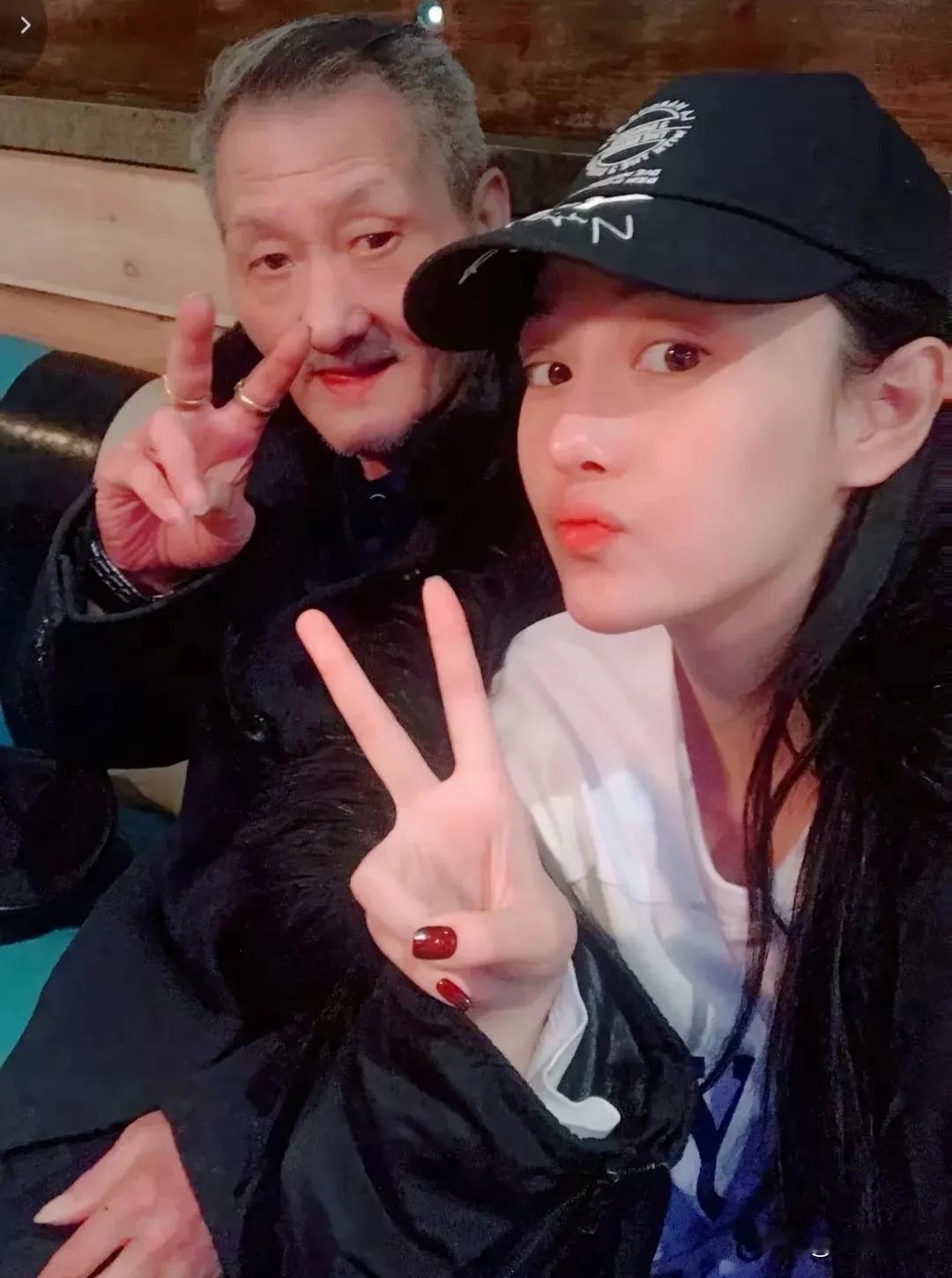 张馨予，怀念发文！8月21日晚，张馨予在社交平台晒出多张与父亲的合影。配文