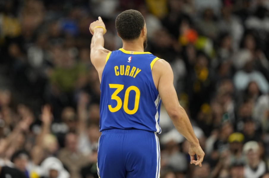 今天训练结束后，库里接受了采访。有记者提出库里仍有些跛行，对此，库里表示：“原本