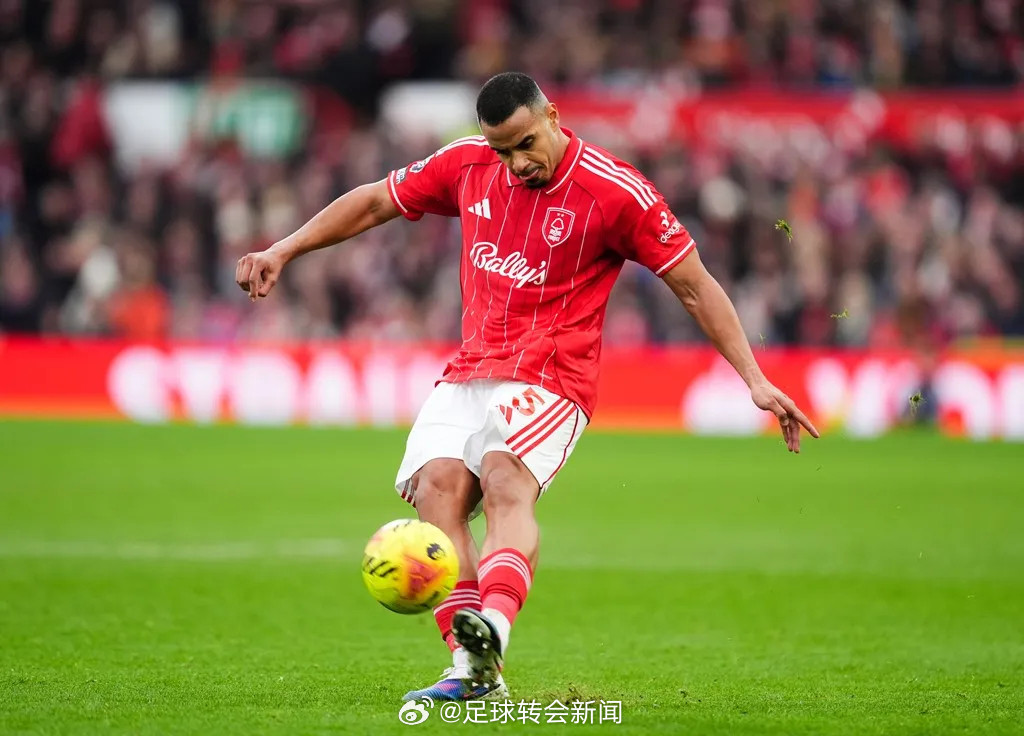 iPaper消息，曼联正考虑在夏天收购诺丁汉森林后卫穆里略。报道称，利桑德罗-