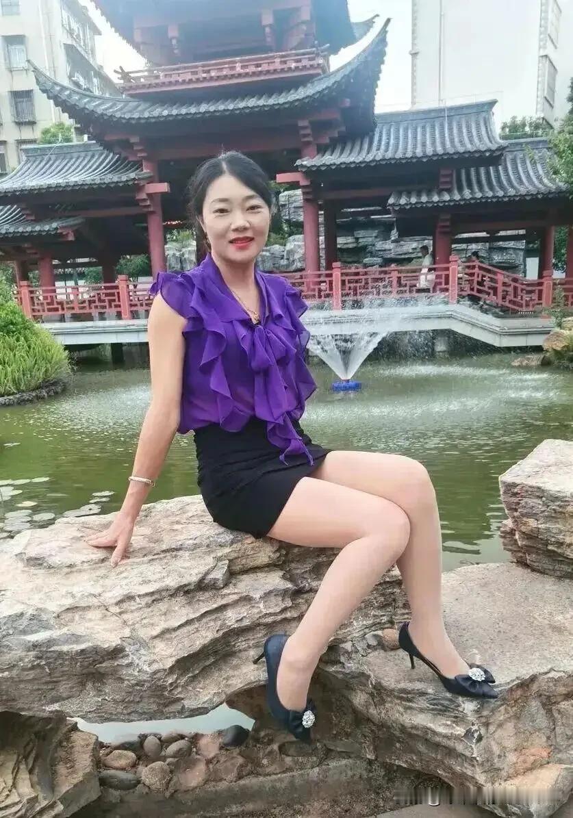 闲游园中小景，偷得半日温柔！两岸湖水碧绿，叫人满心松驰！