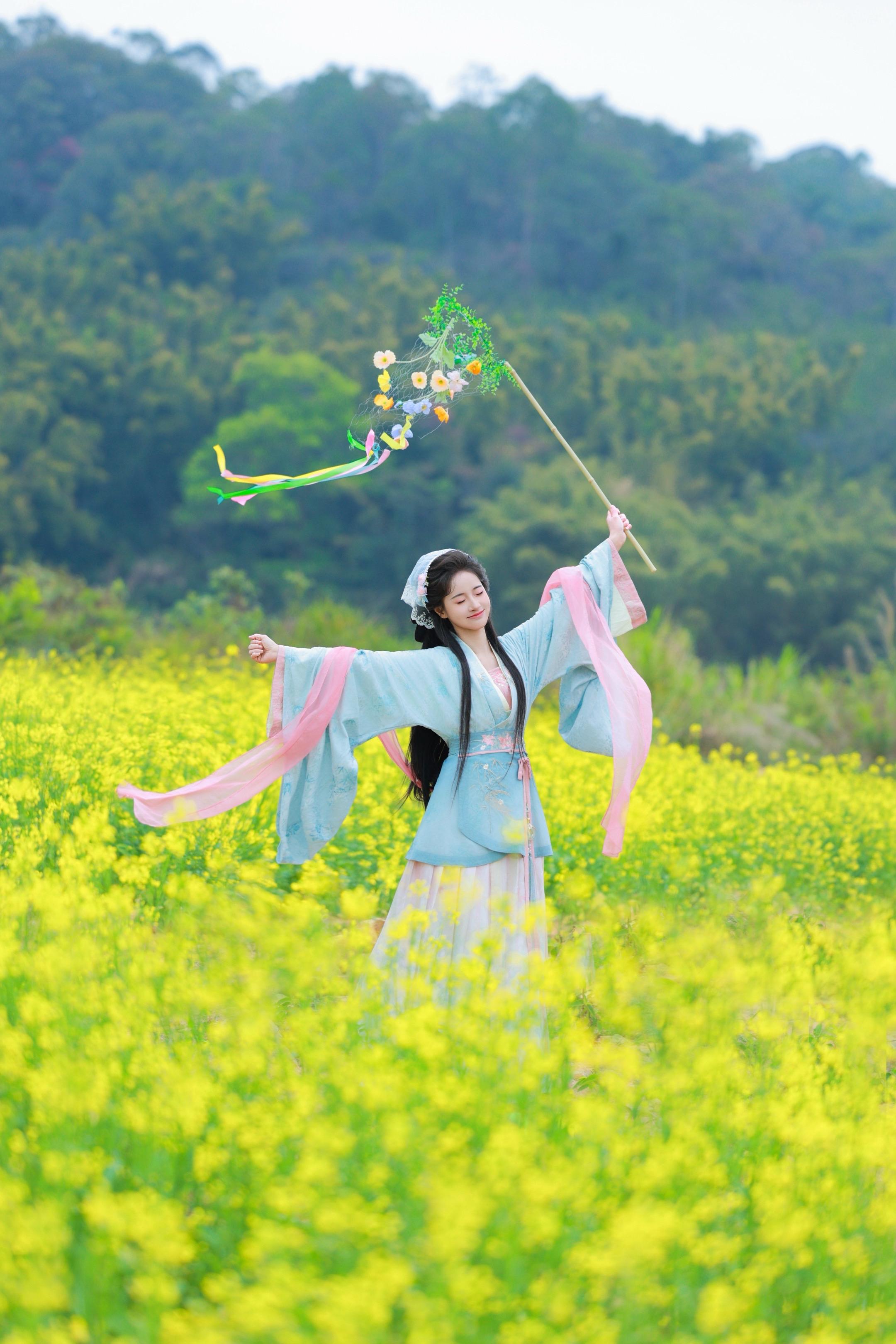 一颦一笑万种的风情。