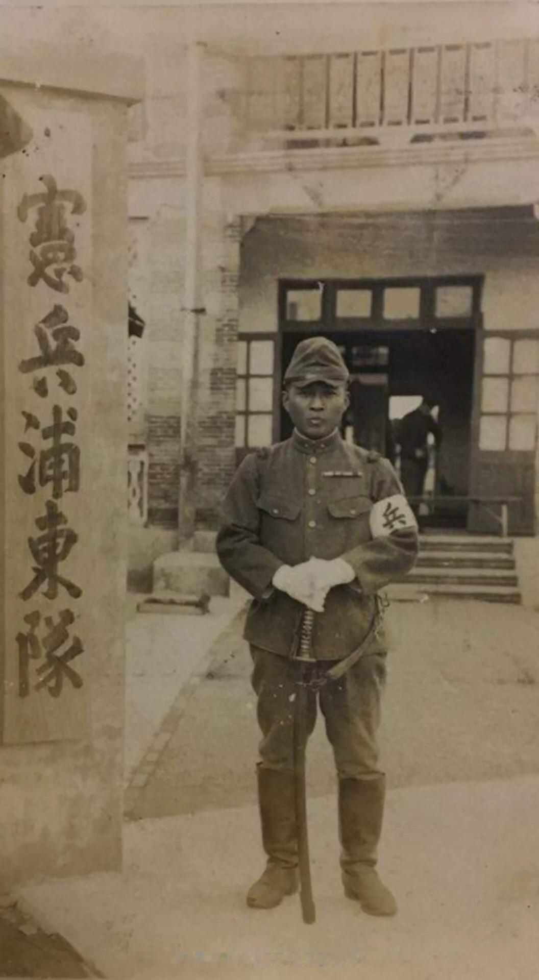 日本矮子军人，这称呼可不是凭空来的。二战时，三八式步枪全长1.3米，上刺刀后约1