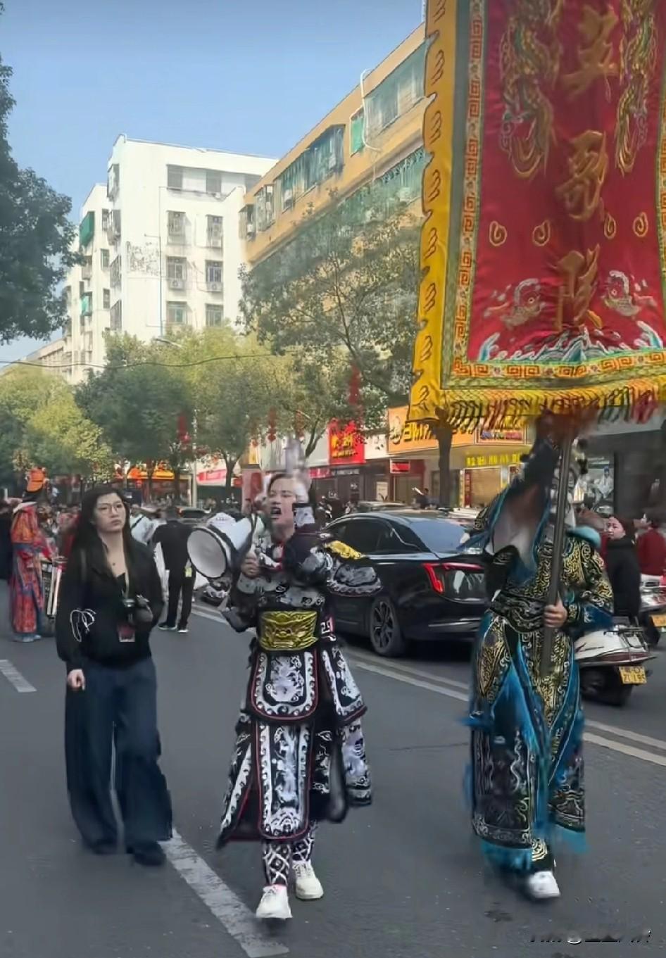 不是演给游客看的，站远点别添堵，游客吐槽游神太凶，又骂又捶又打！还刷到一个故意打