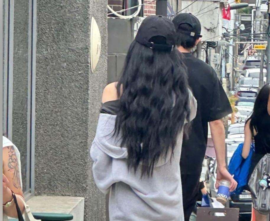 陪王勉逛街的不是易梦玲，居然是蔡文静？6月21日，王勉被偶遇和一位女生逛街，