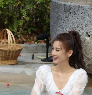 看来李嘉格是懂黄圣依的！李嘉格送爱情之眼给黄圣依，让她睁大眼睛，不要在爱情上