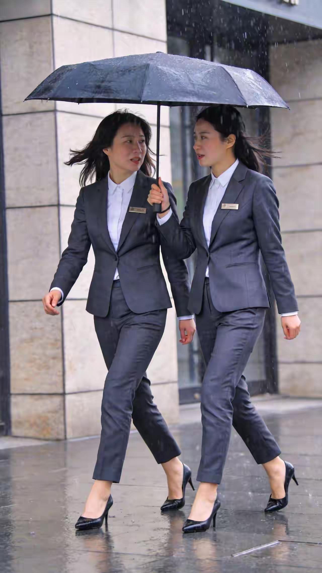 职业装穿上身特耀眼，时尚感拉满优雅别致，两姐妹撑起雨伞昂首阔步前行，好强的气场！