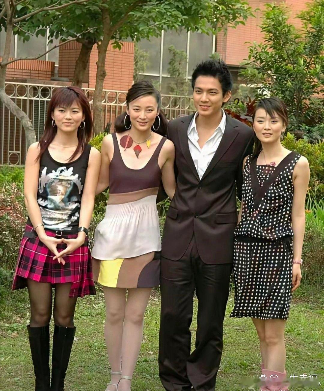 当年‏‏的钟汉良是真帅，3个美‏⁠女站﻿他身‏‏边﻿‎，都没他抢眼。‎