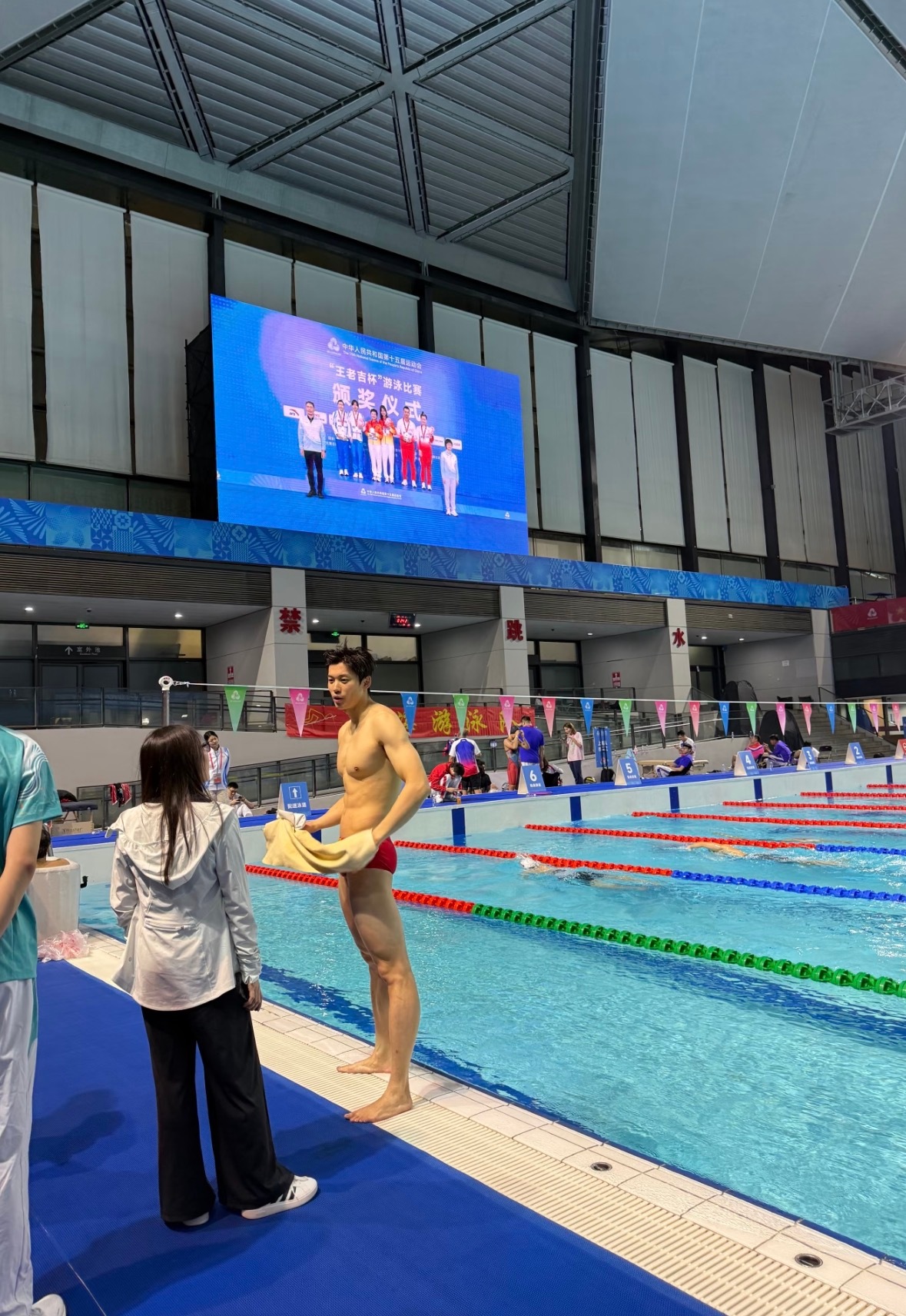 捡捡大长腿红色的也别有韵味🥵