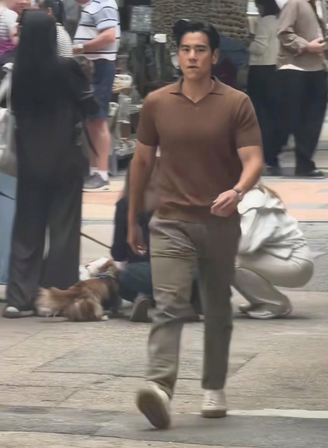 43岁彭于晏香港街头被偶遇，他的身材健壮气场拉满了！近日，有网友在香港街头偶遇到