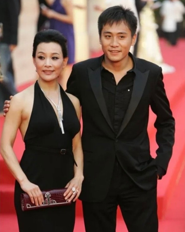 总有人拿她和刘晓庆比，两位都是八九十年代著名的演员，算是老戏骨了，但我觉得没什么