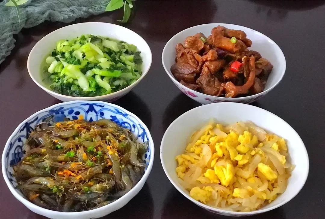 现在的年轻人吃饭可真挑呀，那道菜做的不合味口就不吃，儿女们上班我负责带孩子做饭，