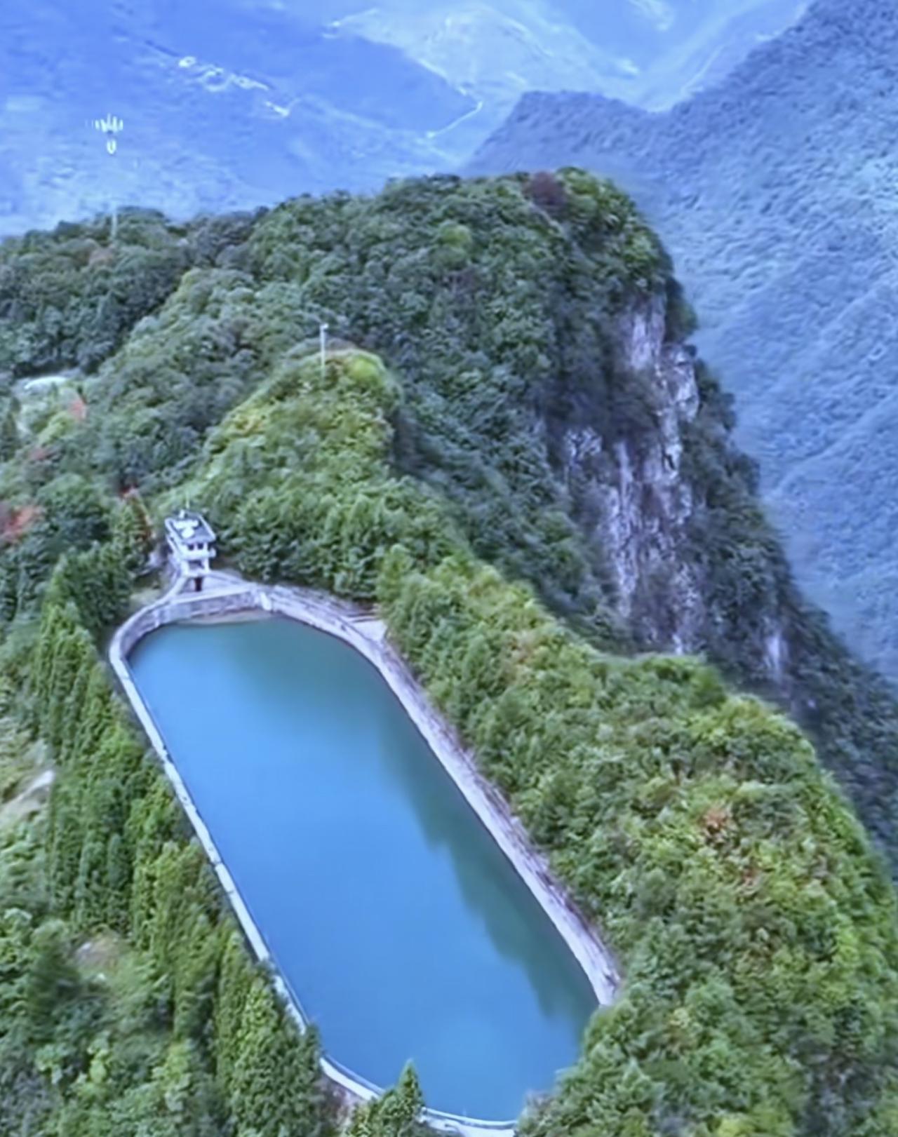 位于湖北长阳的四方洞水库，坐落于上千米的山顶之上，犹如一只巨大的矿泉水瓶横亘在山