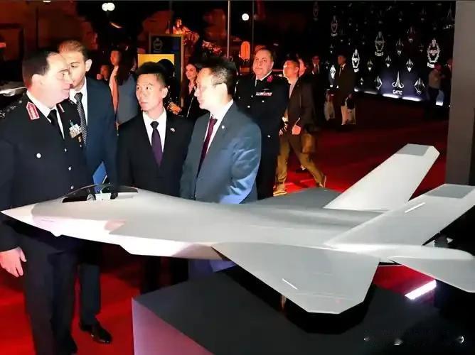 中东战机市场大变天！阿联酋抢先拿下歼-35，美国F-35为何卡住不放迪拜航