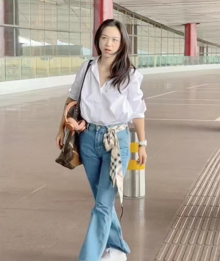汤唯还真是看不出45岁啊！汤唯在机场被偶遇，她一身休闲打扮，白衬衣牛仔裤，简简