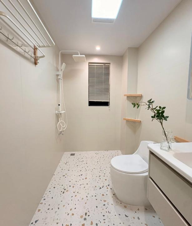 粉丝@小雨半夜给我发私信：“我家卫生间快把我逼疯了！洗完澡整个厕所都是水，马桶边