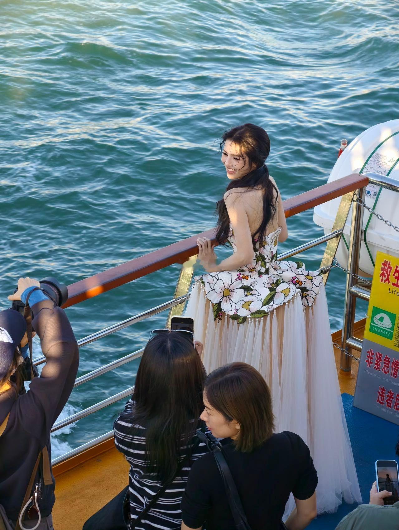 金鸡奖的红毯上，鹤男凭借第一个出图的速度和超高颜值抢占视线。她的礼服既有小洋装的