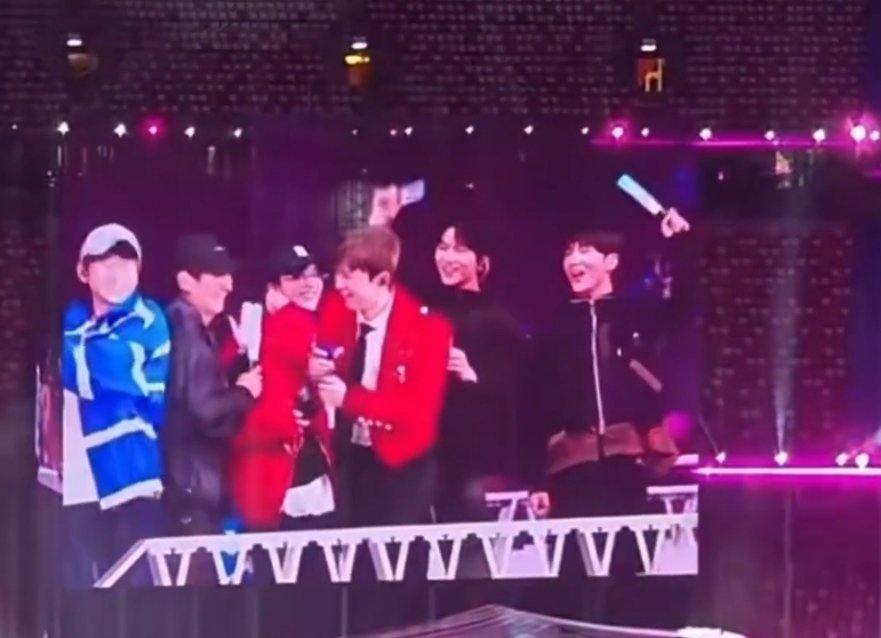 穆祉丞我爱杰哥穆祉丞去看张杰演唱会了，孩子上火车玩嗨了，大喊表白“我爱杰哥”