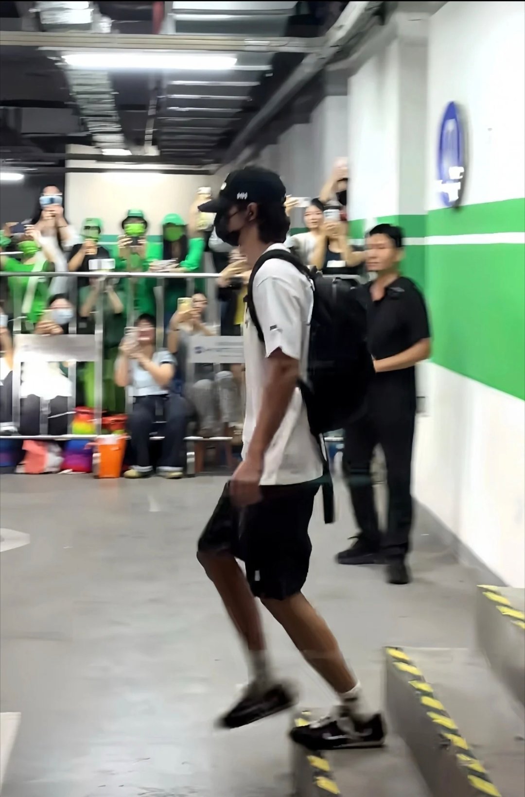 感受王一博的松弛型男魅力！​​​