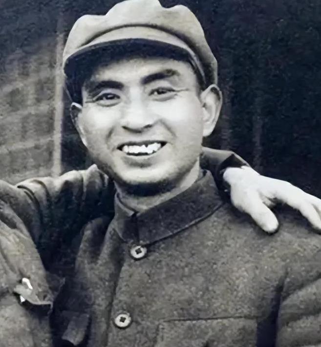 1949年11月，解放军司令员杨勇刚回到房中，马上就被人用枪抵在了后脑勺上，再一