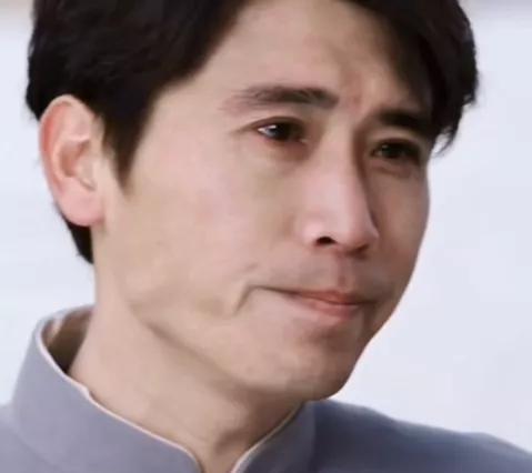 心里咯噔一下。李乃文最终还是没有忍住。在短暂的沉默后，用最简短的字眼表达了自