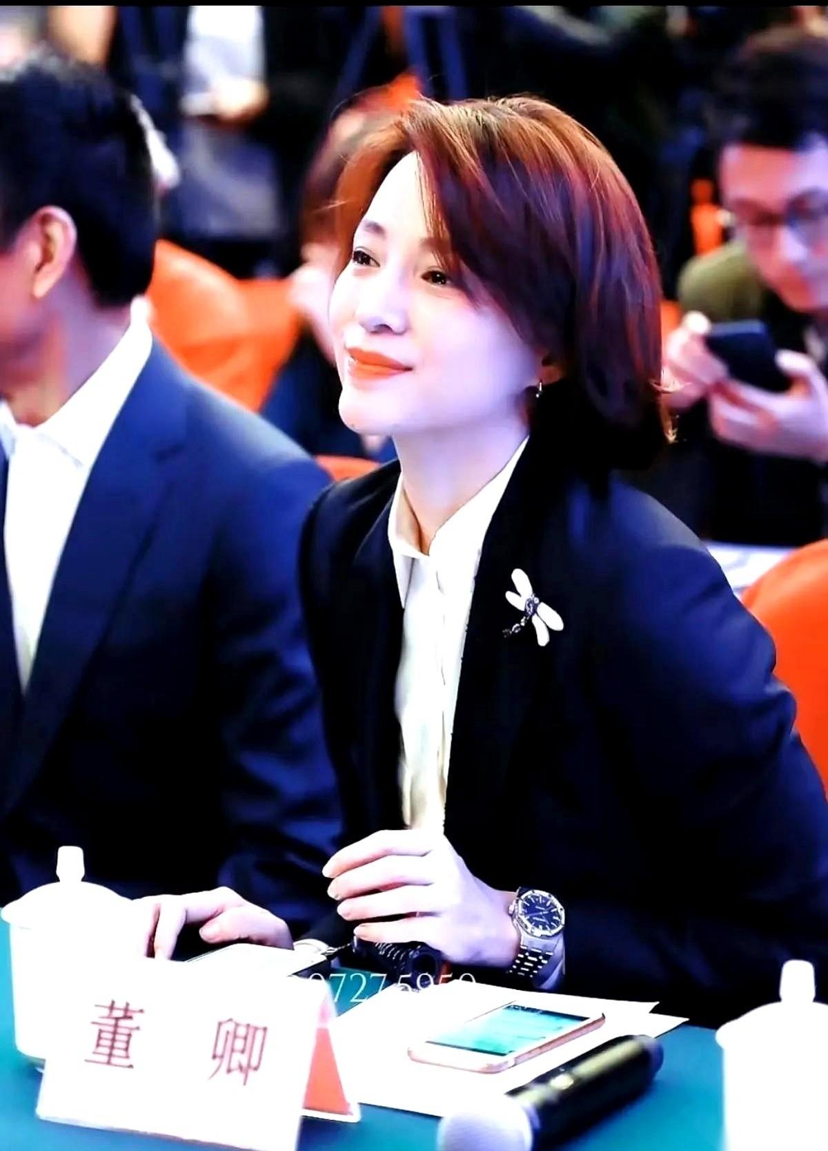 十年前，董卿她妈拉着她的手，苦口婆心：“闺女啊，他比你小5岁，离过婚，还带着俩