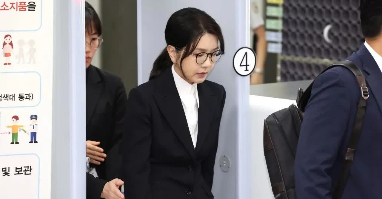 金建希其实比尹锡悦更难对付。尹锡悦为了对抗调查，采取的是撒泼打滚的方式，丢人不说