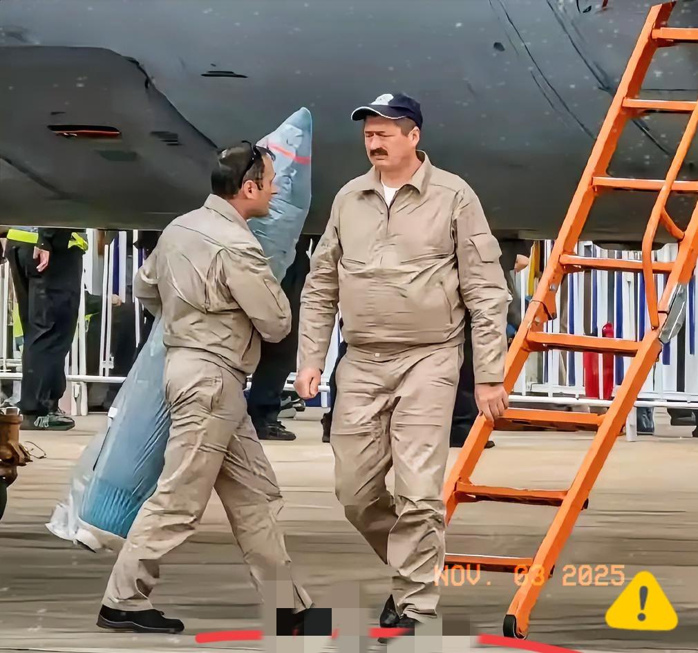 俄罗斯飞行员到南昌“进货”：成箱啤酒搬进机舱，抱着“东风-5C”一起回家11月