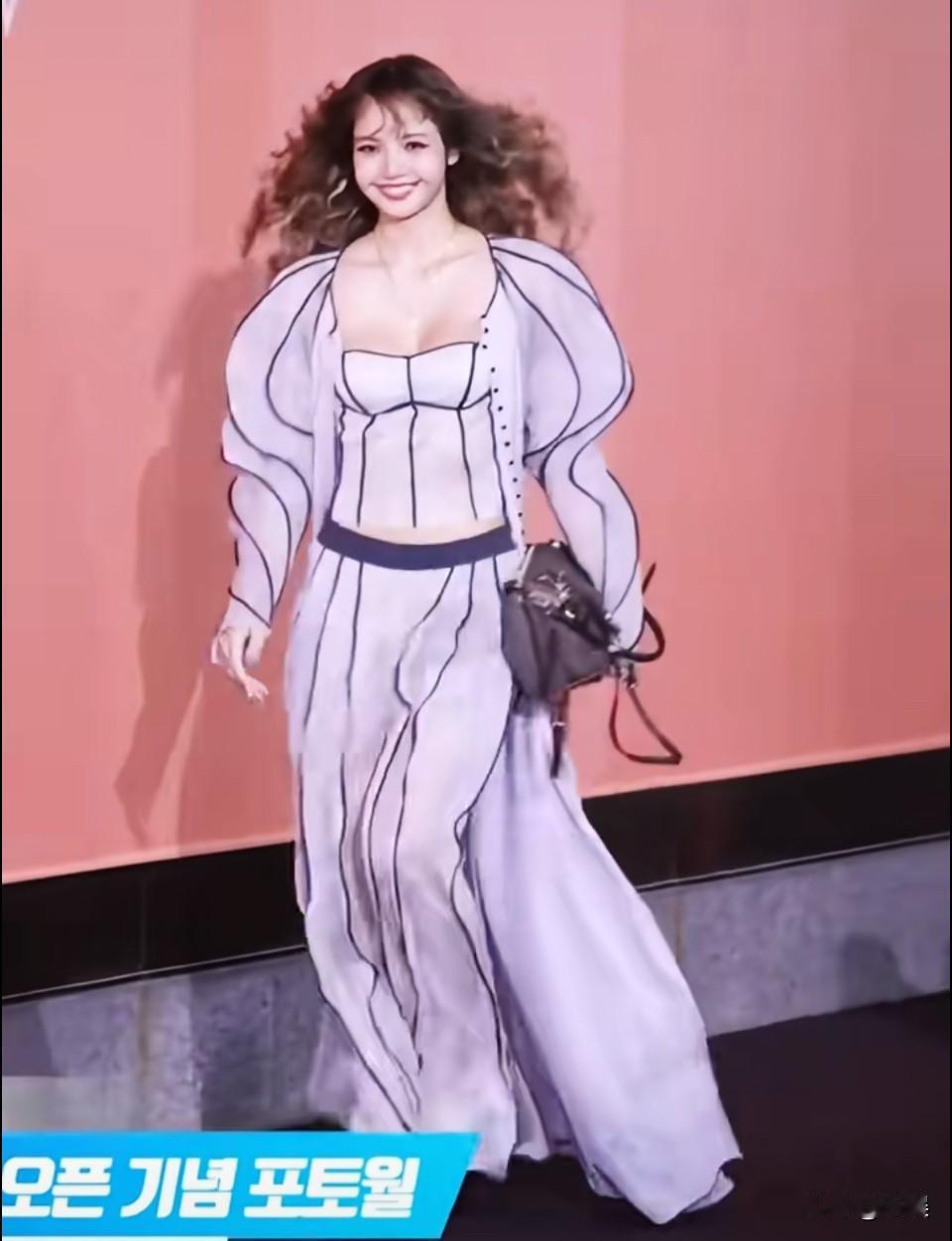 Lisa经过两年的闖蕩現在完全是diva气场。不得不说这台步走的好好🤩当