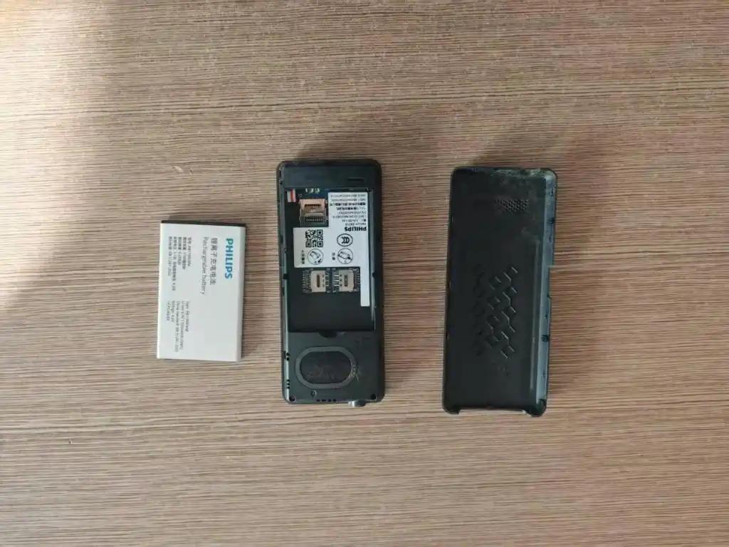 “太恨人了！”山东德州，一位大娘出门倒垃圾时，突然遇到问路找人的，大娘好心把手机