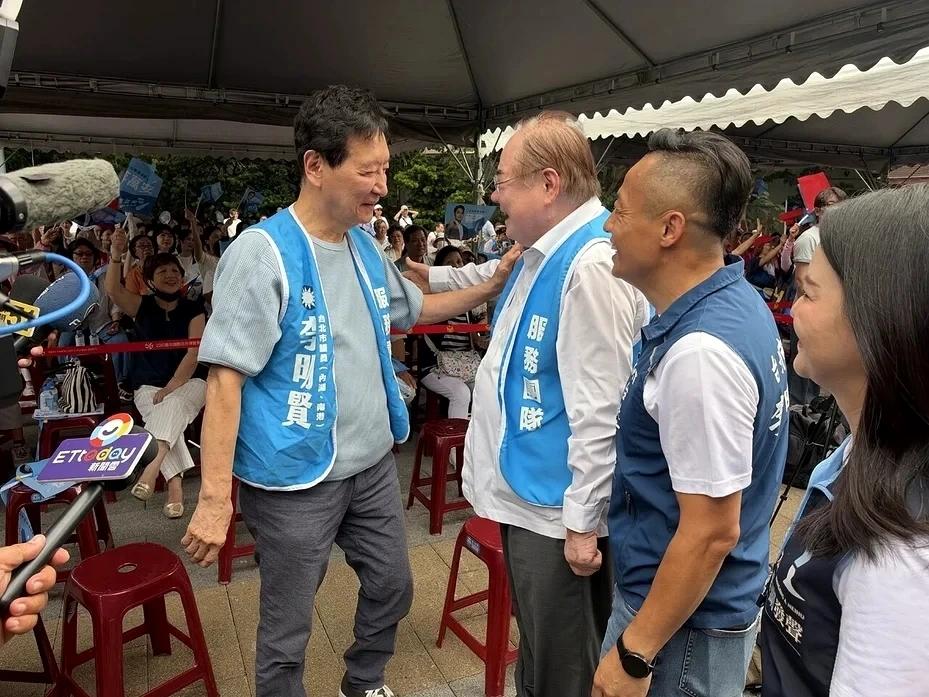国民党苗栗县长锺东锦挺赵少康，吹捧他是客观公正的媒体人岛内媒体人赵少康近期因二