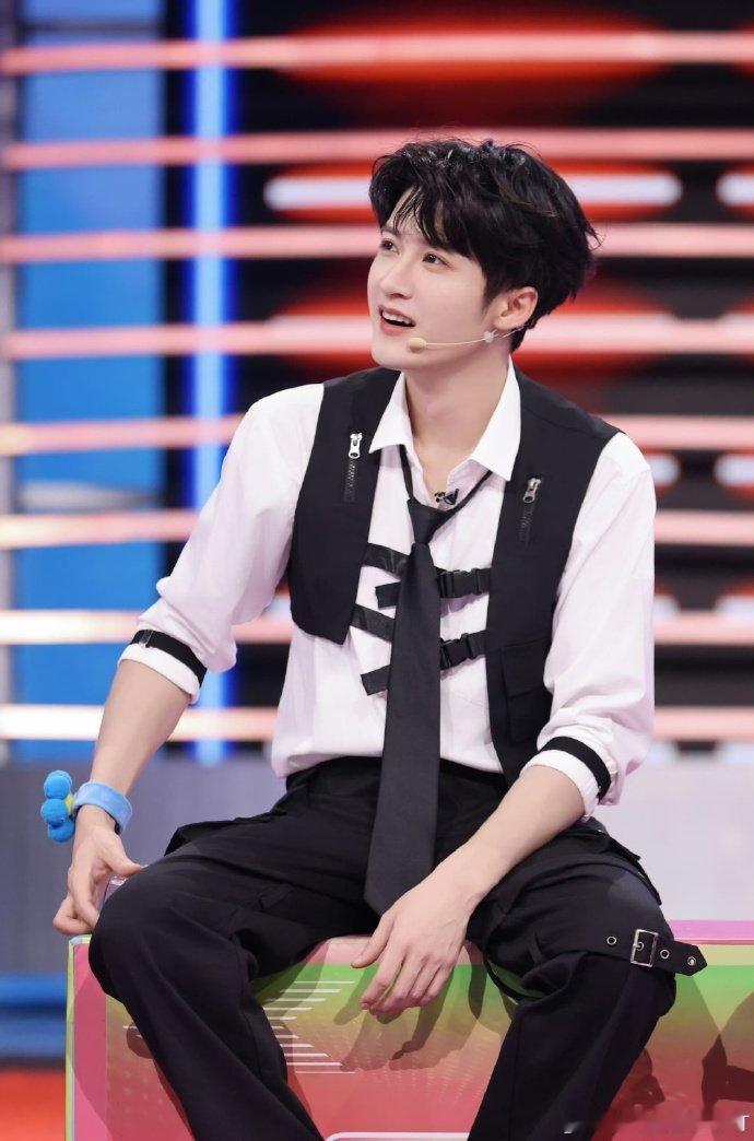 被檀健次爆炸头狠狠戳中笑点！抽象到离谱又萌到犯规，好六这波惩罚直接封神～