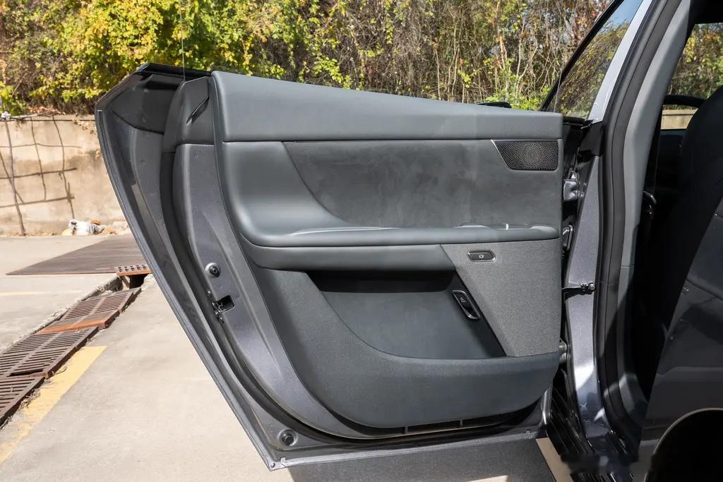 这起事故网络上已经传爆了我最奇怪的点在于隐藏式门把手咋没弹出来？甚至连主驾驶自己