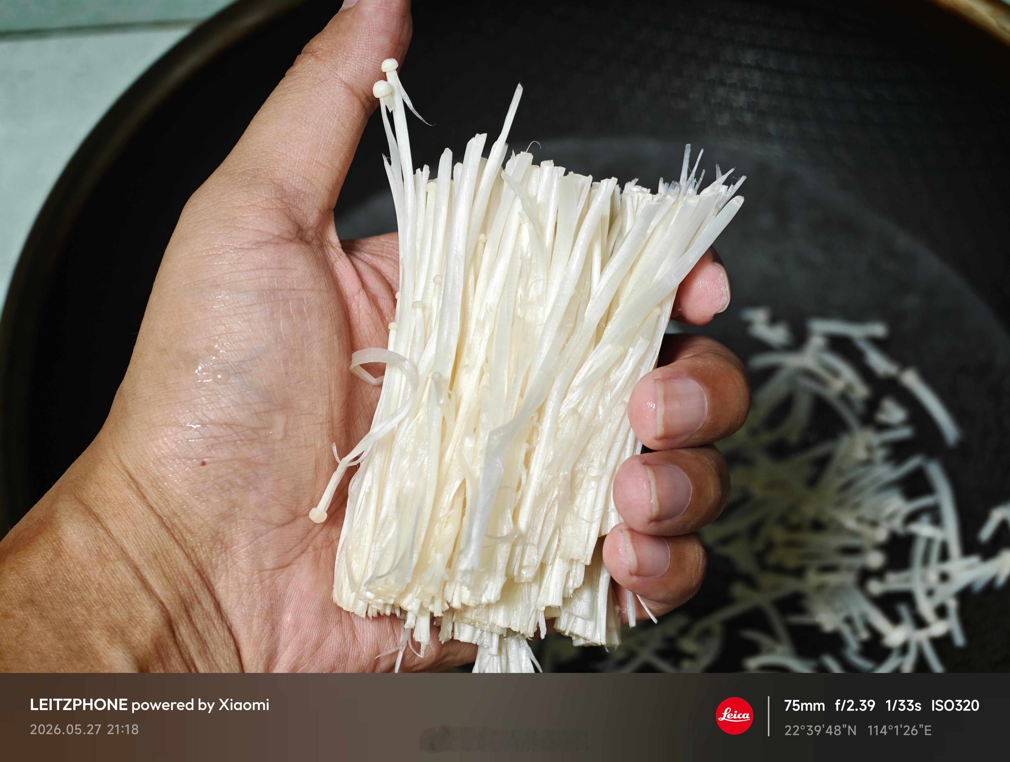 我吃金针菇只吃菇不吃后面的金针，老婆说我浪费金针吃了明天拉出来就真的是金针了