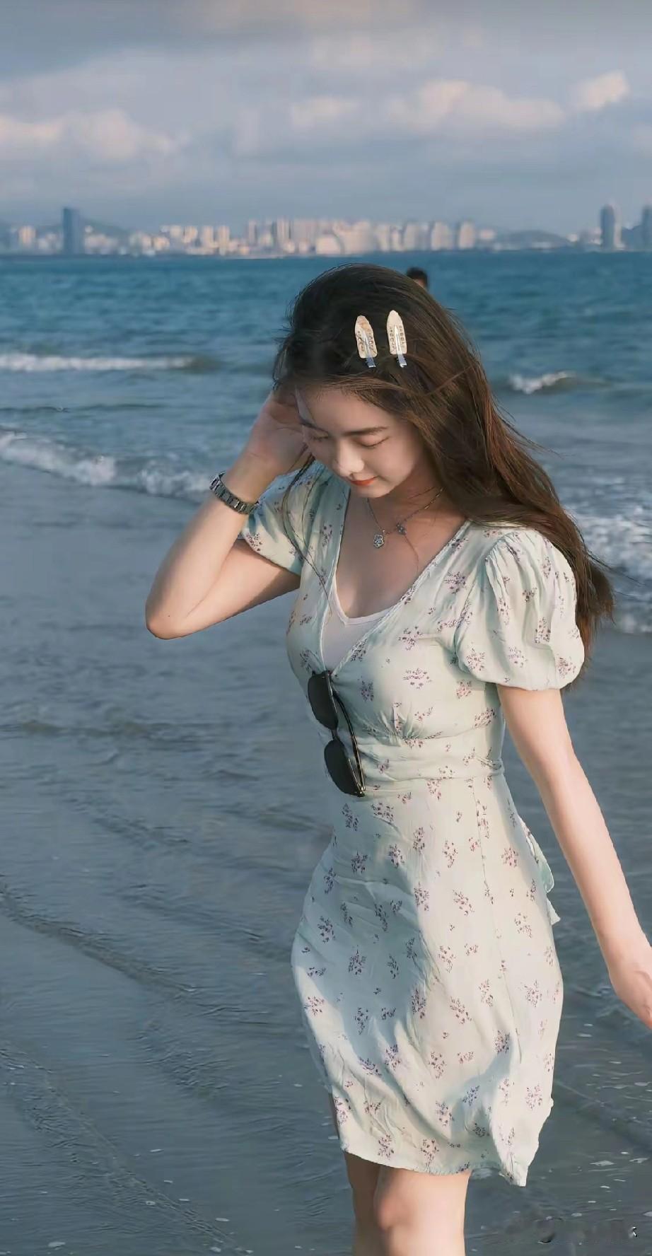 海边漫步，轻盈裙摆随风飘扬，享受海风拂面的惬意时光。