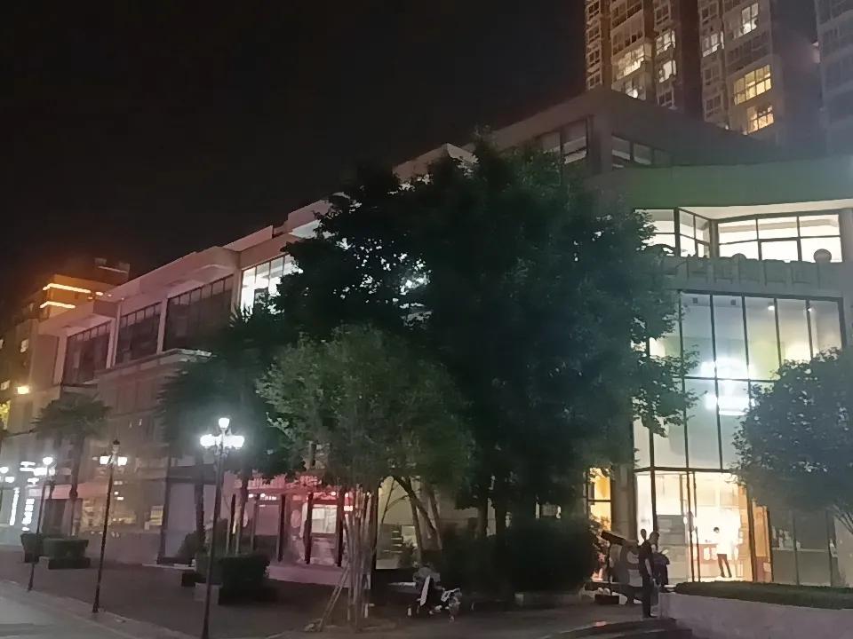 同学在证券公司上班，是名普通员工。他就不喜欢股票涨，因为按规定，不允许他买股票