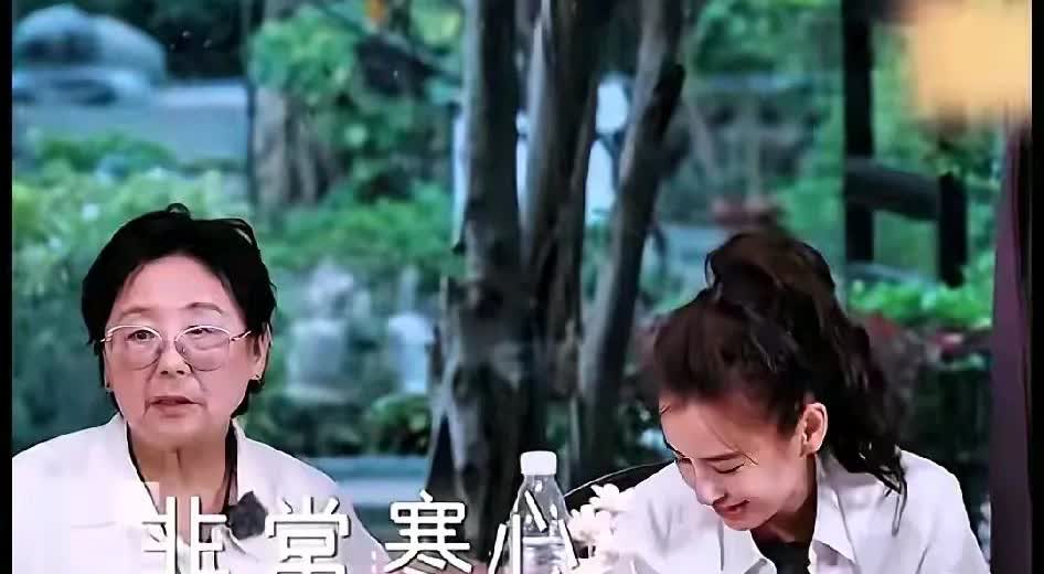 俗话说“外甥是姥姥家的狗，吃饱了就走”，这句话在明星家也不例外！黄圣依妈妈伤