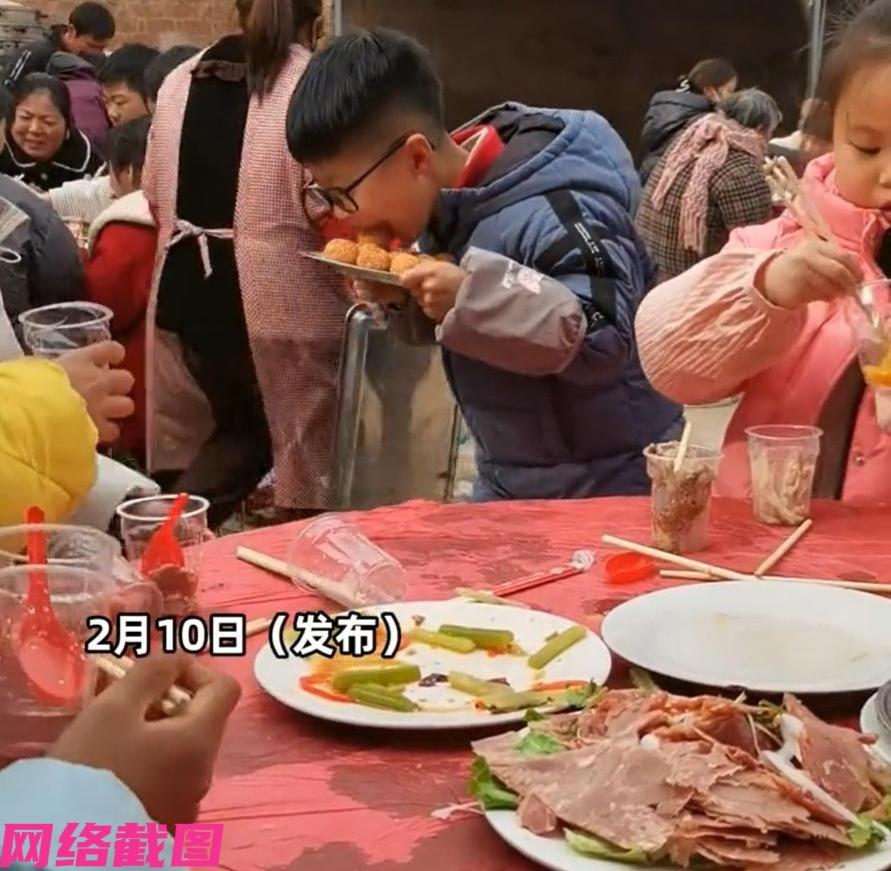 有女子放假过年在家，有遇到在农村吃席，女子觉得自己还是坐小孩这桌来，觉得还可以安