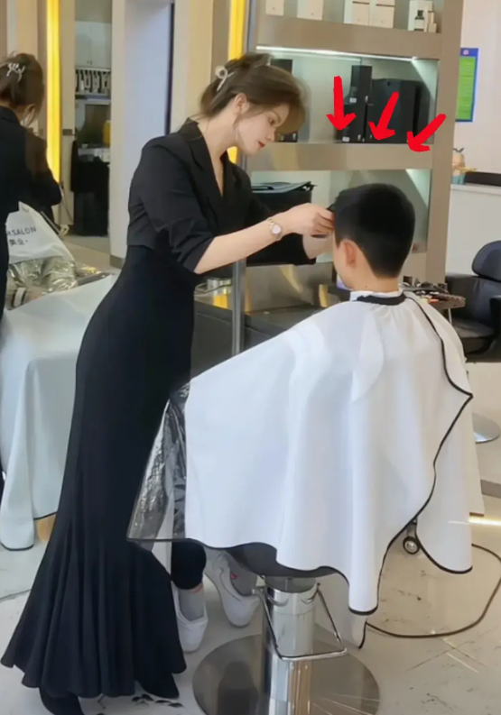 湖南长沙，一名路过的男青年，随便进一家理发店剪头发，没想到进店后发现老板娘长得还