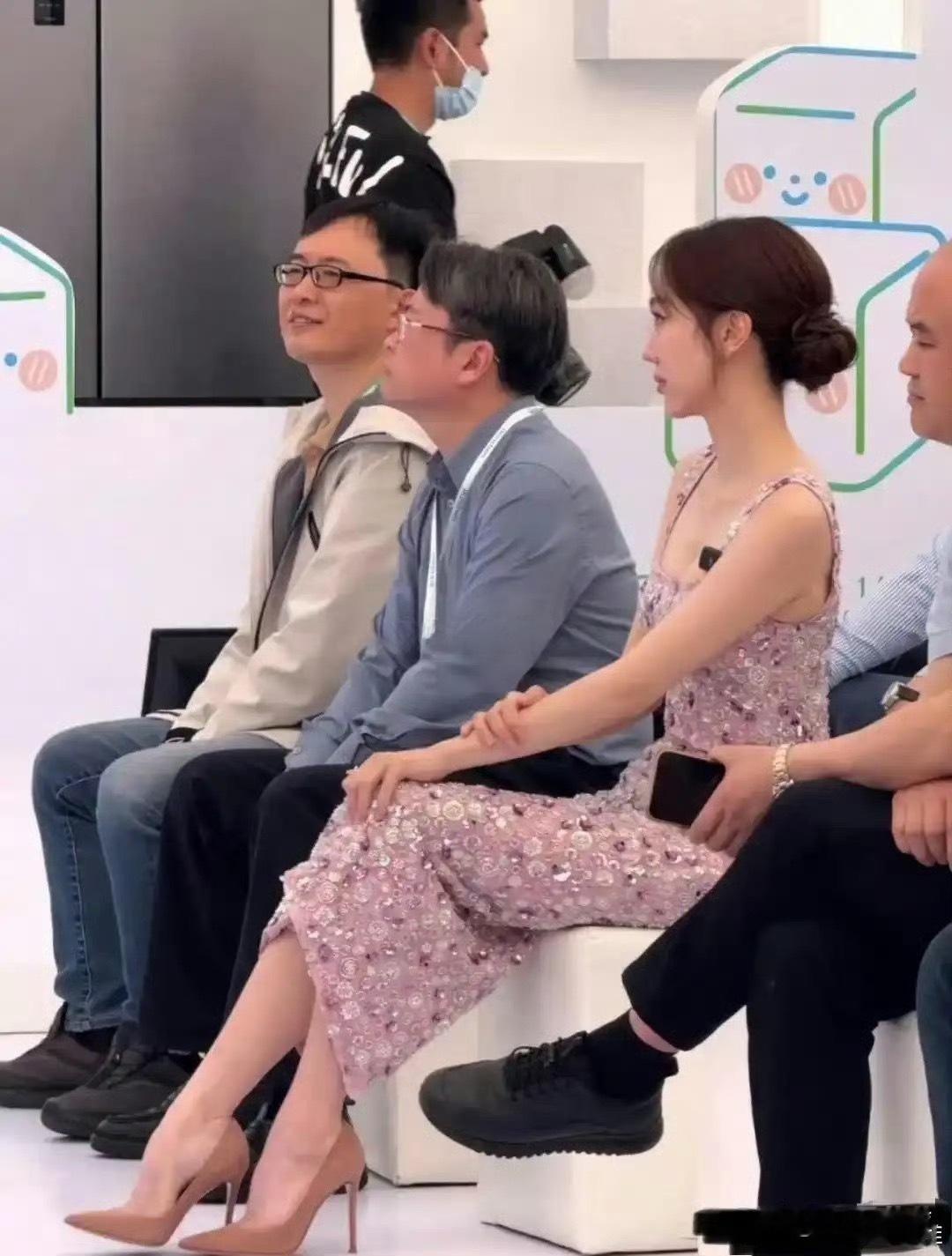 女明星穿的高跟鞋也太高了，感觉只有脚尖着地，看着都累！