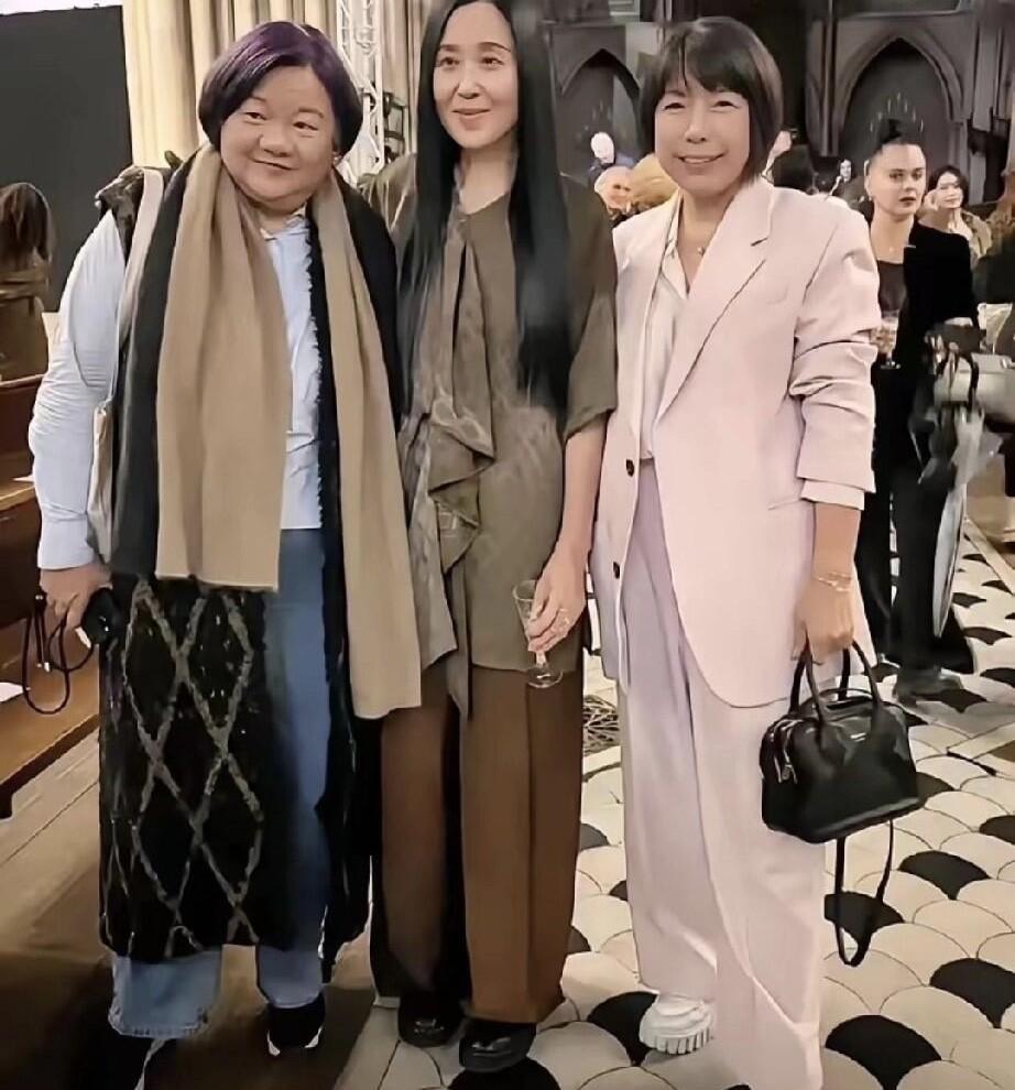 我发现好像洪晃很少穿对过衣服，她的颜值都不在观众们的审美上，但她雍容华贵的高级