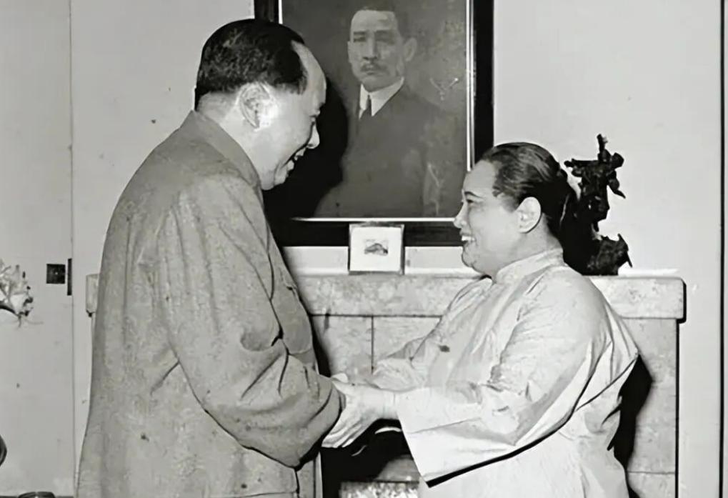 宋庆龄一生见尽权贵，却唯独对毛主席说出：您是我遇见过最明智的人1977年12