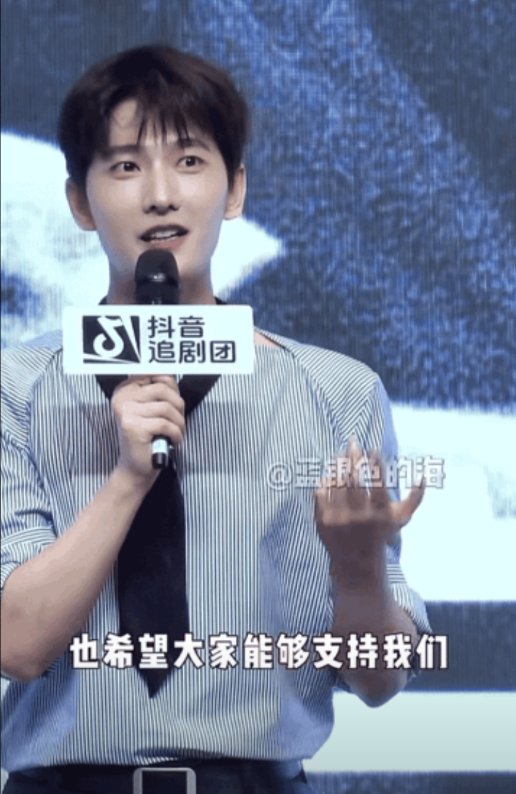 你看吧，剧情行不行，改没改，连主演都心虚不好意思往下说了。杨洋说：“我们整个《凡