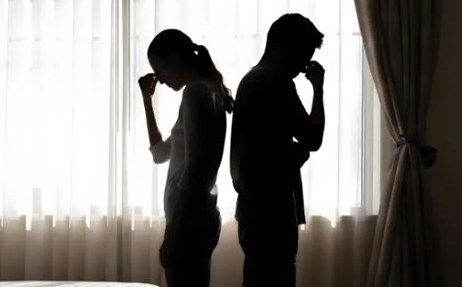 浙江绍兴，女子问丈夫家里有多少存款？丈夫说不到10万。女子追问到底，才知丈夫