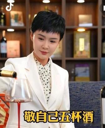 贺娇龙主任原来是“疆二代”。父辈扎根新疆一辈子，贺娇龙父亲的墓在新疆伊犁州昭苏