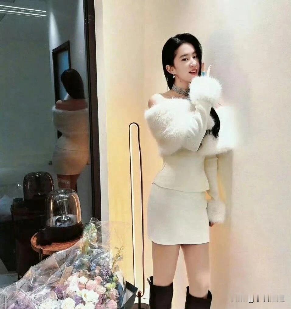 刘亦菲在家玩自拍，有一个真相，不是她美不美，而是她的身材到底算不算“