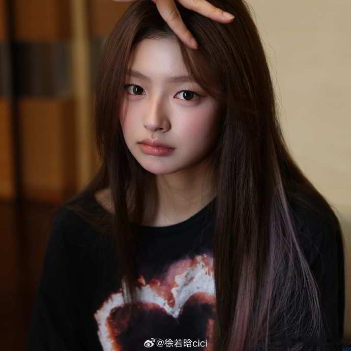 徐若晗梦回爱你徐若晗就请这样继续明媚下去吧！歌曲再搭配上徐若晗的笑脸，让这次体